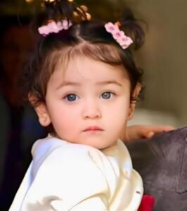 raha kapoor age, photo birthday, eye color, face reveal, biography Raha Kapoor's First Face Reveal: Enchanting Blue Eyes Shine on Christmas